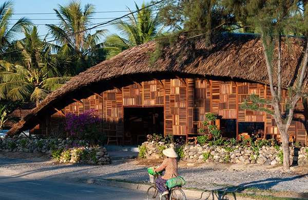La firma de arquitectura vietnamita a21 transformó una madera recuperada en una cafetería, en Nha Trang, Khanh Hoa.