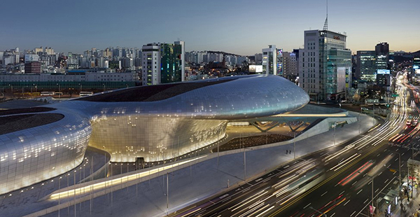 El Dongdaeum Design Plaza, de Seúl (Corea del Sur), fue diseñado por el estudio Zaha Hadid Architects.