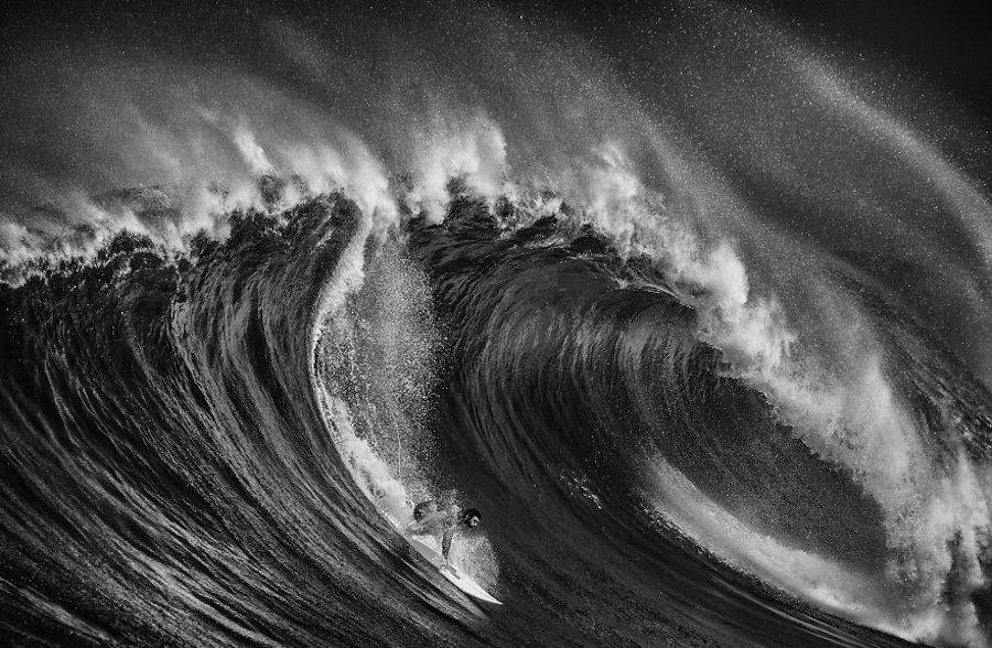 Captivating-Black-and-White-Pictures-of-Surfers2-900x588